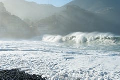 Plage de Camogli dans un jour ensoleill? avec des vagues de haute mer images stock Plage de Camogli dans un jour ensoleill? avec des vagues de haute mer images stock