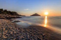 Plage de paradis au lever de soleil La Grèce Image libre de droits Plage de paradis au lever de soleil La Grèce Image libre de droits