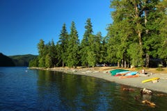 Plage et bateaux chez Crescent Lake, parc national olympique, Washington Photographie stock Plage et bateaux chez Crescent Lake, parc national olympique, Washington Photographie stock