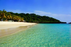 Plage rêveuse de sable blanc sur l'île du ¡ n de RoatÃ, Honduras photographie stock Plage rêveuse de sable blanc sur l'île du ¡ n de RoatÃ, Honduras photographie stock