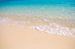 Plage tropicale avec le sable de corail blanc photographie stock Plage tropicale avec le sable de corail blanc photographie stock