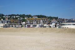 Plage vide sur la côte de la Manche dans Trouville photographie stock Plage vide sur la côte de la Manche dans Trouville photographie stock