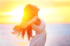 Plaisir - femme heureuse libre appréciant le coucher du soleil Plaisir - femme heureuse libre appréciant le coucher du soleil