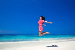 plaisir Femme libre heureuse sautant par-dessus la mer et le ciel bleu, brune photo libre de droits plaisir Femme libre heureuse sautant par-dessus la mer et le ciel bleu, brune photo libre de droits