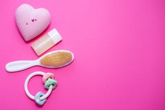 Plan lekmanna- sammansättning med behandla som ett barn tillbehör och utrymme för text på rosa bakgrund Spa begrepp royaltyfri foto Plan lekmanna- sammansättning med behandla som ett barn tillbehör och utrymme för text på rosa bakgrund Spa begrepp royaltyfri foto