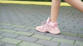 Plan rapproch? jambes femelles dans des espadrilles roses ?l?gantes fille marchant sur la rue avec le trottoir Lumi?re du jour en banque de vidéos Plan rapproch? jambes femelles dans des espadrilles roses ?l?gantes fille marchant sur la rue avec le trottoir Lumi?re du jour en banque de vidéos