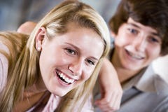 Plan rapproché d'adolescente souriant avec le frère photo stock Plan rapproché d'adolescente souriant avec le frère photo stock