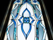 Plan rapproché d'angle faible tiré d'une belle fenêtre décorative à une église image libre de droits Plan rapproché d'angle faible tiré d'une belle fenêtre décorative à une église image libre de droits