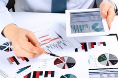 Plan rapproché d'homme d'affaires Analyzing Graphs sur un comprimé numérique Photographie stock libre de droits Plan rapproché d'homme d'affaires Analyzing Graphs sur un comprimé numérique Photographie stock libre de droits