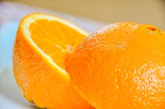 Plan rapproché d'orange découpé en tranches dans la moitié photographie stock libre de droits Plan rapproché d'orange découpé en tranches dans la moitié photographie stock libre de droits