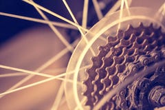 Plan rapproché d'un mécanisme de vitesses de bicyclette sur la roue arrière photo libre de droits Plan rapproché d'un mécanisme de vitesses de bicyclette sur la roue arrière photo libre de droits