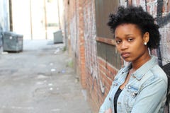 Plan rapproché d'une femme africaine triste et déprimée profondément dans la pensée dehors avec l'espace de copie photographie stock libre de droits Plan rapproché d'une femme africaine triste et déprimée profondément dans la pensée dehors avec l'espace de copie photographie stock libre de droits