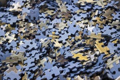 Plan rapproché d'une mer des puzzles denteux à l'intérieur d'une boîte photo libre de droits Plan rapproché d'une mer des puzzles denteux à l'intérieur d'une boîte photo libre de droits
