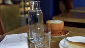 Plan rapproché de bouteille de l'eau et de tasse de café sur la table dans le café Art L'atmosphère confortable de la pause de mi image libre de droits Plan rapproché de bouteille de l'eau et de tasse de café sur la table dans le café Art L'atmosphère confortable de la pause de mi image libre de droits