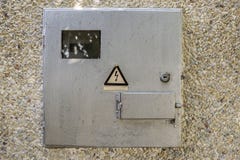 Plan rapproché de boîte bleu-clair de mètre en métal électrique verrouillé avec le signe de avertissement de précaution dehors su photographie stock Plan rapproché de boîte bleu-clair de mètre en métal électrique verrouillé avec le signe de avertissement de précaution dehors su photographie stock