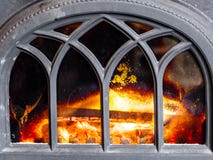 Plan rapproché de cheminée avec l'intérieur orange de flamme du feu chauffage Photographie stock libre de droits Plan rapproché de cheminée avec l'intérieur orange de flamme du feu chauffage Photographie stock libre de droits