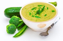 Plan rapproché de crème délicieuse des pois, du brocoli et de la courgette verts de légumes dans une cuvette foreground images libres de droits Plan rapproché de crème délicieuse des pois, du brocoli et de la courgette verts de légumes dans une cuvette foreground images libres de droits