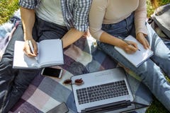 Plan rapproché de deux étudiants se préparant à l'examen dehors images libres de droits Plan rapproché de deux étudiants se préparant à l'examen dehors images libres de droits