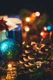 Plan rapproché de décoration de Noël de nouvelle année Boule de Noël, cône, ch image libre de droits Plan rapproché de décoration de Noël de nouvelle année Boule de Noël, cône, ch image libre de droits