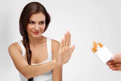 Plan rapproché de femme abandonnant les cigarettes de tabagisme Concept de santé Photos libres de droits Plan rapproché de femme abandonnant les cigarettes de tabagisme Concept de santé Photos libres de droits