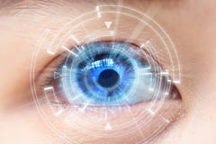 Plan rapproché de l'oeil bleu de la femme Hautes technologies dans le futuriste : verre de contact photos stock Plan rapproché de l'oeil bleu de la femme Hautes technologies dans le futuriste : verre de contact photos stock