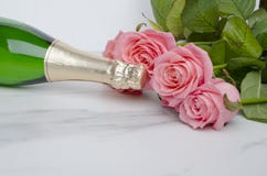 Plan rapproché de la bouteille de vin, belles roses sur le fond blanc Jour du `s de Valentine images stock Plan rapproché de la bouteille de vin, belles roses sur le fond blanc Jour du `s de Valentine images stock
