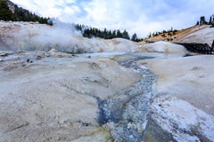 Plan rapproché de la croûte mince mais colorée au-dessus du Boiling Springs dangereux et des pots chauds de boue en parc national Photographie stock Plan rapproché de la croûte mince mais colorée au-dessus du Boiling Springs dangereux et des pots chauds de boue en parc national Photographie stock
