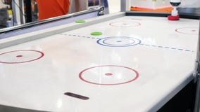 Plan rapproché de la table d'hockey d'air et de la main de la personne jouant avec le robot medias La collection différente de ro banque de vidéos Plan rapproché de la table d'hockey d'air et de la main de la personne jouant avec le robot medias La collection différente de ro banque de vidéos