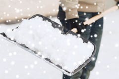 Plan rapproché de neige de creusement de l'homme avec la pelle Photos stock Plan rapproché de neige de creusement de l'homme avec la pelle Photos stock