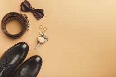 Plan rapproché de noeud papillon, ceinture, chaussures, corsage floral, anneaux d'or Photographie stock libre de droits Plan rapproché de noeud papillon, ceinture, chaussures, corsage floral, anneaux d'or Photographie stock libre de droits