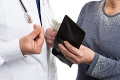 Plan rapproché de patient mettant l'argent à l'intérieur du portefeuille et du médecin corrompu images stock Plan rapproché de patient mettant l'argent à l'intérieur du portefeuille et du médecin corrompu images stock