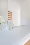 Plan rapproché de petites étagères à livres sur la table blanche vide décorée Images stock