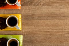 Plan rapproché de table de trois tasses de café photographie stock libre de droits Plan rapproché de table de trois tasses de café photographie stock libre de droits