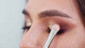 Plan rapproché de visage de jeune femme obtenant le maquillage professionnel dans le mouvement lent banque de vidéos Plan rapproché de visage de jeune femme obtenant le maquillage professionnel dans le mouvement lent banque de vidéos