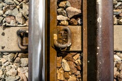 Plan rapproch? de voie rouill?e de train avec la traverse et les cailloux, verticale images libres de droits Plan rapproch? de voie rouill?e de train avec la traverse et les cailloux, verticale images libres de droits