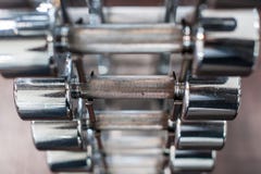 Plan rapproché des barbells multiples sur le support dans le gymnase photo stock Plan rapproché des barbells multiples sur le support dans le gymnase photo stock
