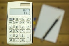 Plan rapproché des calculatrices sur un fond en bois avec un carnet photos stock Plan rapproché des calculatrices sur un fond en bois avec un carnet photos stock