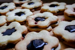 Plan rapproché des gâteaux de Noël avec la gelée fruitée photographie stock libre de droits Plan rapproché des gâteaux de Noël avec la gelée fruitée photographie stock libre de droits
