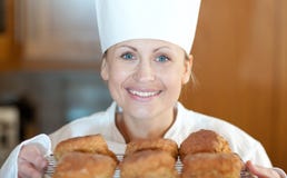 Plan rapproché des scones d'un traitement au four de chef de femelle Image stock Plan rapproché des scones d'un traitement au four de chef de femelle Image stock