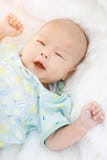 Plan rapproché du sommeil asiatique de bébé garçon image libre de droits Plan rapproché du sommeil asiatique de bébé garçon image libre de droits