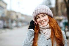 Plan rapproché tiré de la fille positive de gingembre avec de longs cheveux portant pour tricoter image libre de droits Plan rapproché tiré de la fille positive de gingembre avec de longs cheveux portant pour tricoter image libre de droits