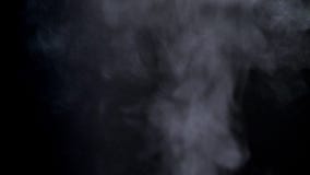 Plan rapproché tiré de la vapeur de vaporisation avec des pulvérisateurs volant vers le haut sur le fond noir banque de vidéos Plan rapproché tiré de la vapeur de vaporisation avec des pulvérisateurs volant vers le haut sur le fond noir banque de vidéos