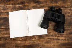 Plan voor het reizen, verrekijkers op houten vloer met notitieboekje stock foto's Plan voor het reizen, verrekijkers op houten vloer met notitieboekje stock foto's