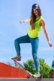 Planche à roulettes de l'adolescence d'équitation de patineuse de fille sur la rue Images libres de droits Planche à roulettes de l'adolescence d'équitation de patineuse de fille sur la rue Images libres de droits