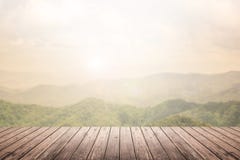 Plancher en bois avec le fond brouillé par paysage de montagne photo stock Plancher en bois avec le fond brouillé par paysage de montagne photo stock