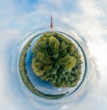 Planeta de la esfera de la torre de la TV Puente y casas en la ciudad de Riga, imagen del abejón de Letonia 360 VR para la realid foto de archivo Planeta de la esfera de la torre de la TV Puente y casas en la ciudad de Riga, imagen del abejón de Letonia 360 VR para la realid foto de archivo