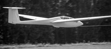 Planeur avec la corde de remorquage commençant sur un noir et un whi d'aérodrome photos libres de droits Planeur avec la corde de remorquage commençant sur un noir et un whi d'aérodrome photos libres de droits