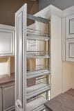 planlagd strömförande retro lokalstil för hemmiljö Kök - öppnad dörr med möblemang Materiella trä och Chrome, modern design royaltyfri foto planlagd strömförande retro lokalstil för hemmiljö Kök - öppnad dörr med möblemang Materiella trä och Chrome, modern design royaltyfri foto