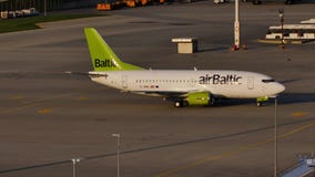 Plano de jato de Airbalric que taxiing no aeroporto de Munich, MUC Plano de jato de Airbalric que taxiing no aeroporto de Munich, MUC