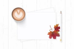 Plant lekmanna- för sammansättningspapper för bästa sikt elegant vitt blyertspenna och kaffe för lönnlöv för höst på träbakgrund royaltyfri illustrationer Plant lekmanna- för sammansättningspapper för bästa sikt elegant vitt blyertspenna och kaffe för lönnlöv för höst på träbakgrund royaltyfri illustrationer